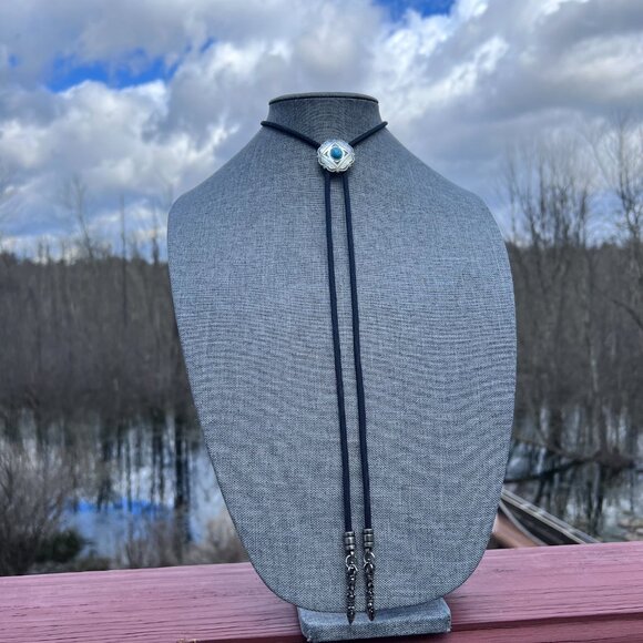 Classic Southwestern Style Bolo Tie Black Cord Dangling Arrow Tips - Picture 7 of 7